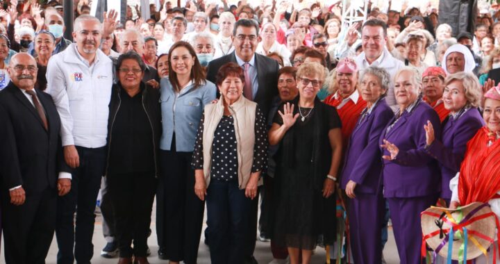 Puebla: Reconocen Sergio Salomón y Gaby Bonilla a adultos mayores: “Son el tesoro de la sociedad”
