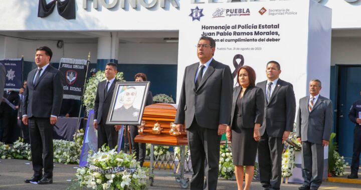 Sergio Salomón encabeza homenaje a policía asesinado en Xoxtla