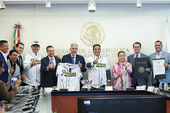 Entregan reconocimiento a Club de Béisbol «Pericos de Puebla», por obtener campeonato