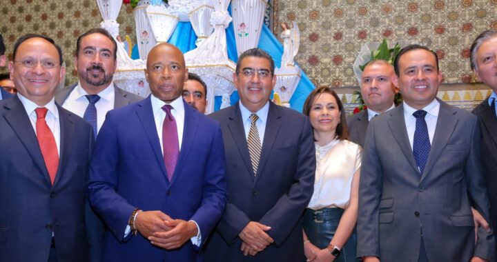 Por labor a favor de comunidad migrante, Puebla reconoce a alcalde de Nueva York