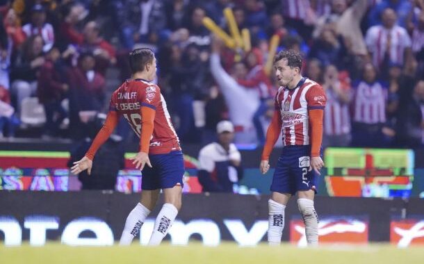 Chivas vence 2-0 a Puebla en el Cuauhtémoc y confirma resurgimiento