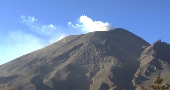 Emite 27 exhalaciones el Popocatépetl; continúan personas con rinitis por caída de ceniza