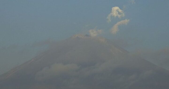 Emite Popocatépetl 83 exhalaciones; mejora calidad de aire