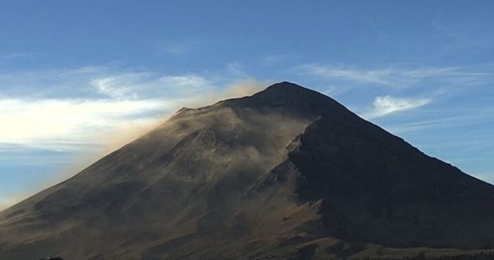 Lanza 14 exhalaciones el Popocatépetl; baja caída de ceniza