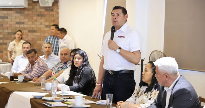 Sellan acuerdos líderes migrantes de Puebla con Armenta