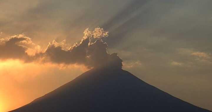 Emite 140 exhalaciones el Popocatépetl; sin caída de ceniza