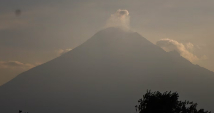 Emite 45 exhalaciones el Popocatépetl; calidad regular del aire