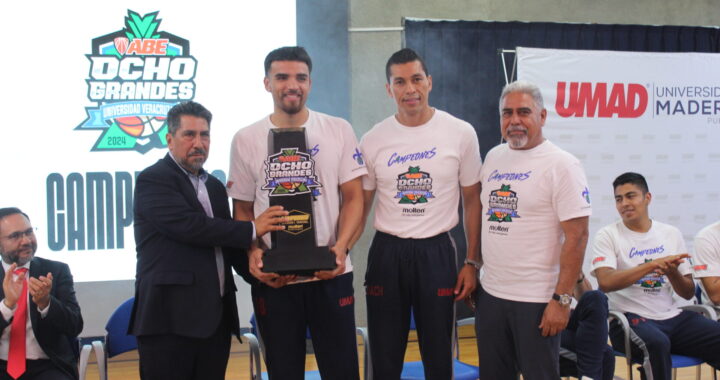 Tigres Blanco entregan trofeo de campeón nacional de la Liga ABE al rector de UMAD