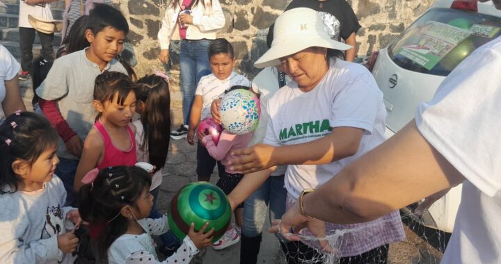 Obsequia Martha Espinoza Juguetes a niños y niñas este 30 de abril