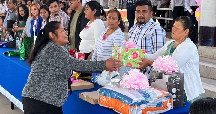 Participa Martha Espinoza en festejos por Día de la Madres en escuelas de Santa Ana y San Martín Tlamapa