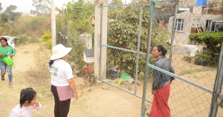 Recorre candidata Martha Espinoza calles de Santa Ana Acozautla