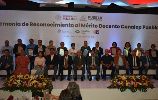 Entrega CONALEP Puebla reconocimientos a docentes por su trayectoria