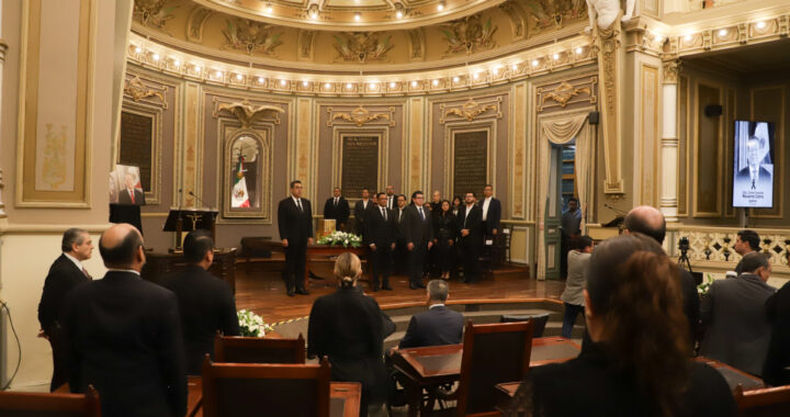 Rinden homenaje póstumo a Carlos Navarro en el Congreso de Puebla