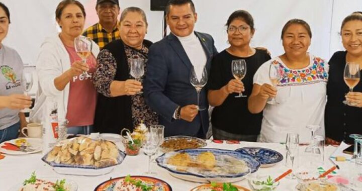 Instruye Gobierno a cocineras para temporada de Chiles en Nogada