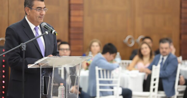 Celebra SEDIF Puebla a ocho quinceañeras de Casa del Adolescente