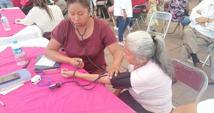 Facilita Armenta salud y bienestar a poblanos con jornadas comunitarias