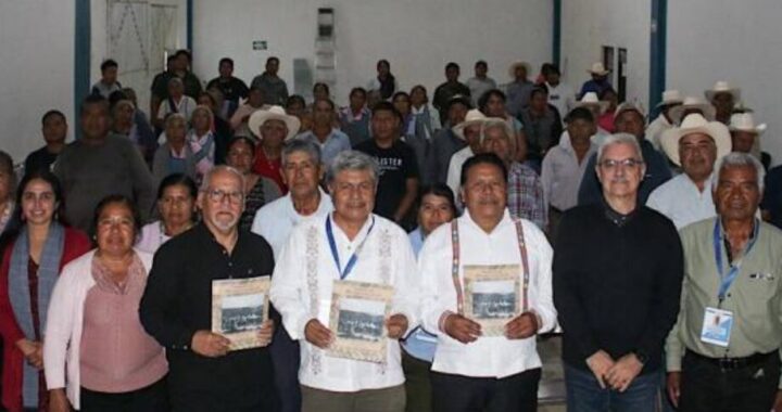 Gobierno presenta libro para fortalecer identidad de pueblos originarios en Teopantlan