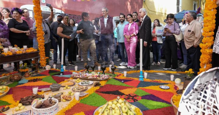 Colaborará Chedraui por preservar tradiciones; recorre ofrendas en la Plazuela de Los Sapos