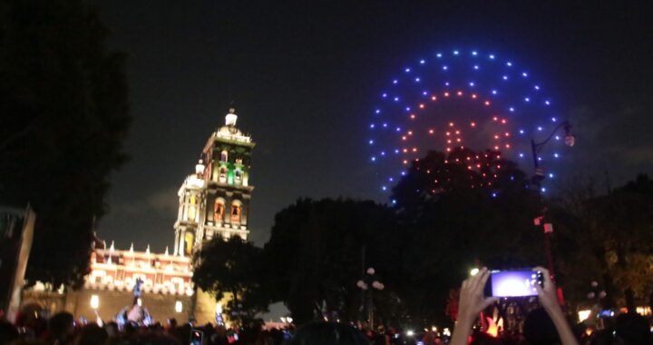 Disfrutaron poblanos del video mapping y espectáculo de drones alusivos al Día de Muertos