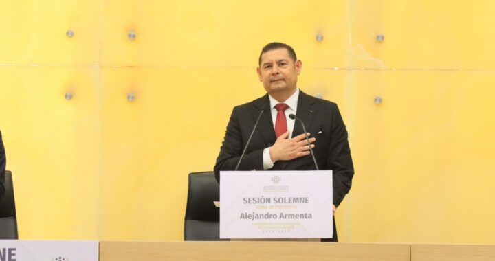 Alejandro Armenta recibe estandarte de la SSP y se convierte en el gobernador de Puebla