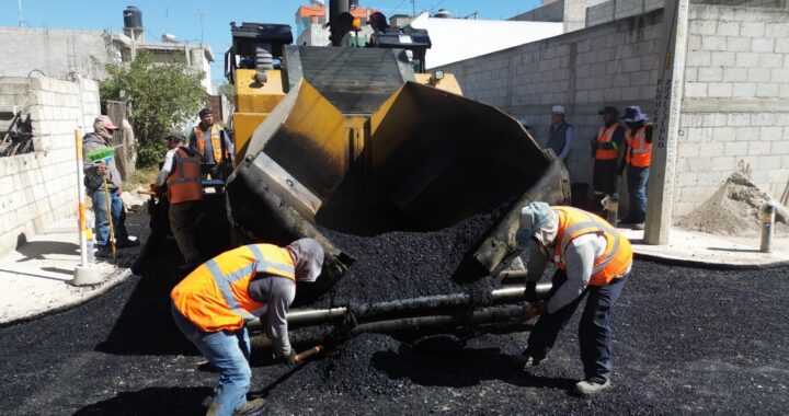 Lanza Puebla más del 75% de avance los trabajos de pavimentación en Calle Duraznos