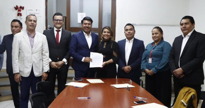 Javier Aquino acude a la entrega- recepción para presidir la Secretaría del Bienestar