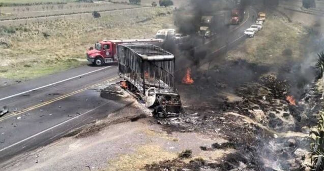 Provoca varios muertos choque entre dos autos y un trailer en autopista Amozoc-Perote